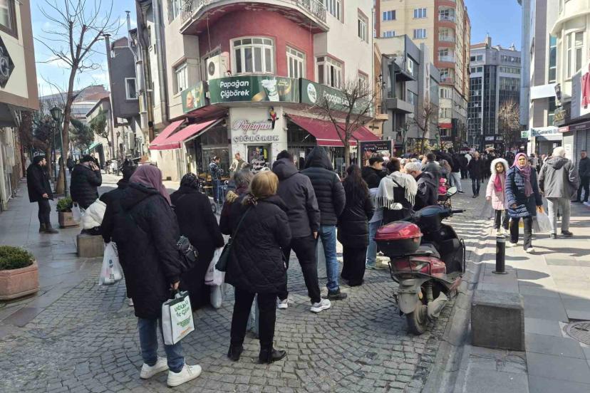 Vatandaşlar indirim için metrelerce kuyruk oluşturdu