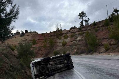 Yağmur sonrası kayganlaşan yolda pikap yan yattı