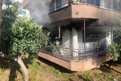 Yanan evden 4 yaşındaki yeğenini çıkarmak isterken yaralandı