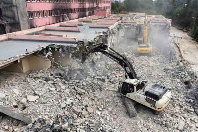 Yangında kullanılamaz hale gelen hastane, 3 yılın ardından yıkılmaya başlandı
