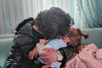 Yangından kurtardığı bebekle buluştu, duygusal anlar yaşandı