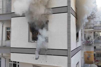 Yardım çağırmak için önce dışarı çıktı, çocuklarını kurtarmak için yanan eve yeniden girdi