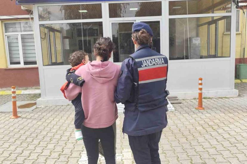 Yedi ayrı suçtan aranıyordu, kucağında bebeğiyle hapse girdi