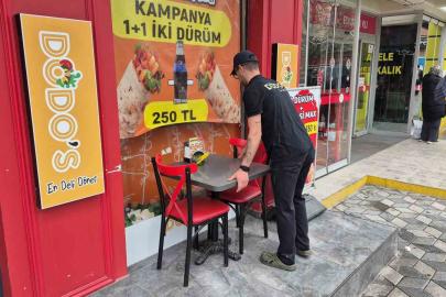 Yedikleri dürümlerin parasını ödemeden kaçan gençler kameraya yansıdı