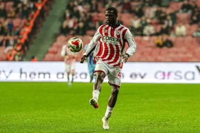 Yeni transfer Assoumou en az 8 hafta yok