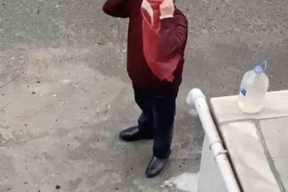 Yerde gördü, öperek yerine astı: İzleyenler duygulandı