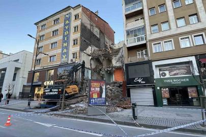 Yıkım sırasında bitişikteki bina hasar gördü, 21 daireli bina tahliye edildi