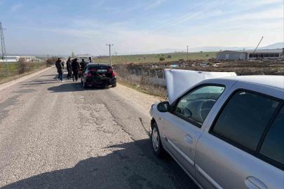 Yol üzerindeki kalas parçası kazaya sebep oldu, 2 yaralı