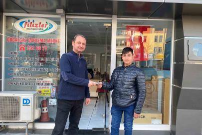 Yola savrulan parasını toplayan esnafı yapılan haberlerde görüp parasını teslim aldı