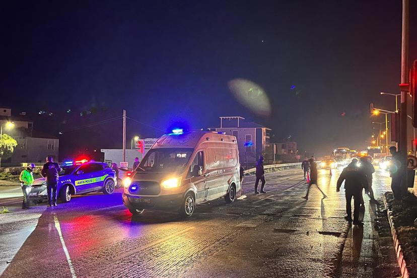 Yolun karşısına geçmek isteyen yaşlı kadına otomobil çarptı