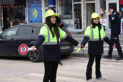 Yozgat’ta öğrenciler trafiğe yön verdi