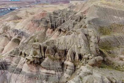 Yozgat’ta yağmur, kar ve rüzgarın şekillendirdiği tepe dron kamerasıyla görüntülendi