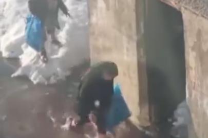 Yüksekova’da çocukların sular altında kalan yollarda şeker mesaisi