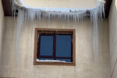 Yüksekova’da dondurucu soğuklar: Buz sarkıtlarının boyu 1 metreyi aştı