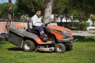 Yunusemre’den parklara bahar temizliği