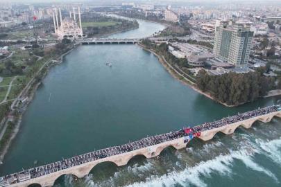 Yüreğir Belediyesi tarihi Taşköprü’de halk iftarı düzenledi