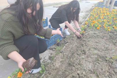 Yurt bahçesi gönüllü öğrencilerle bahara hazırlandı
