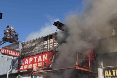 Zeytinburnu’nda sanayide çıkan yangın havadan görüntülendi
