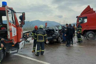 Zonguldak’ta aracıyla kamyona çarpan polis sürücü ağır yaralandı