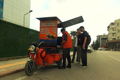 1 metrekarelik ekmek teknesiyle nohut dürüm lezzetini vatandaşın ayağına götürüyor