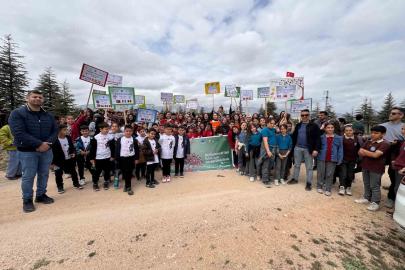 15 okuldan 230 öğrenci 115 fidanı toprakla buluşturdu