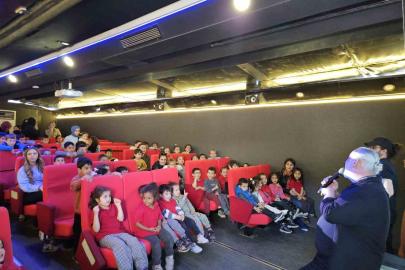 300 öğrenci tırda sinemayla buluştu