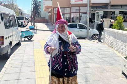 75 yaşındaki Satı teyzenin bayrak sevgisi