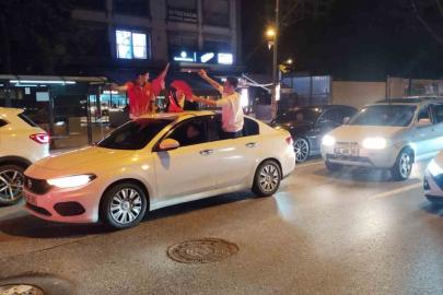 A Milli Takım’ın Dünya Kupası bileti alması vatandaşları Bağdat Caddesi’ne döktü