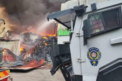 Adana Valisi Yavuz: "Yangın 5 iş yerine sirayet etti ancak çevrelendi"