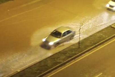 Adana’da şiddetli yağmur cadde ve sokakları göle çevirdi