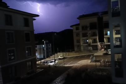 Adıyaman’da şimşekler geceyi aydınlattı