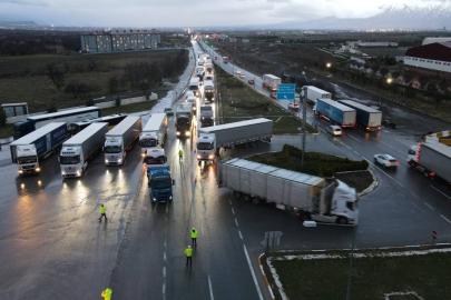 Ağır tonajlı araçlara geçit yok: Yol kar nedeniyle kapandı