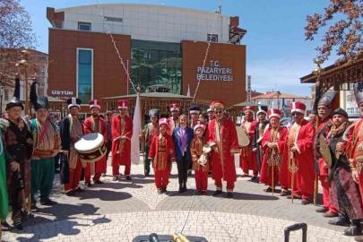 AK Parti’li belediyeden CHP’li vekillere mehterli gönderme