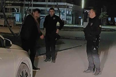 Aksaray polisinin elinde keser olan adamla imtihanı kamerada