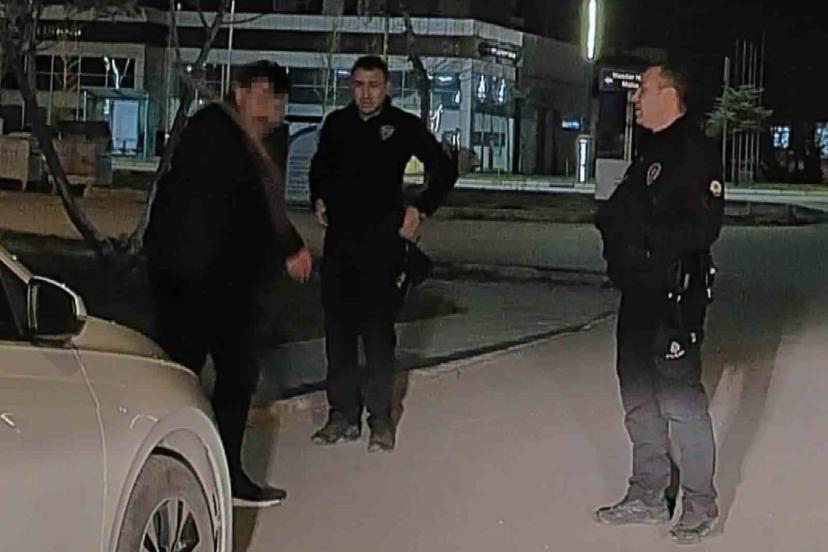 Aksaray polisinin elinde keser olan adamla imtihanı kamerada