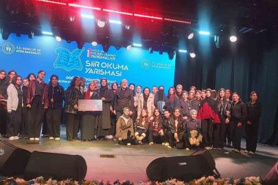 Akyakalı Aleyna Kurtbaş şiir okuma yarışmasında bölge birincisi oldu