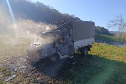 Alaplı’da seyir halindeki kamyonet yandı