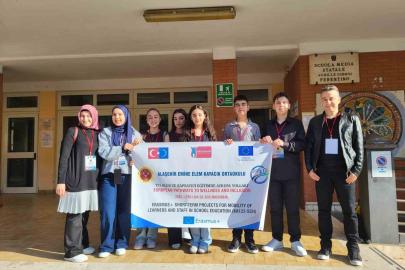 Alaşehirli öğrenciler İtalya’da Türkiye’yi temsil etti