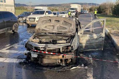 Alev alan otomobil kullanılamaz hale geldi