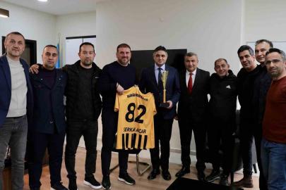 Aliağa Masterler, şampiyonluk kupasını Başkan Acar’a götürdü