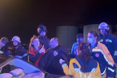 Alkollü otomobil sürücüsü önce ağaca, ardından tabelaya çarparak karşı şeride geçti