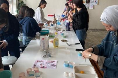 Altıntaş MYO’da Mini Kek Atölyesi düzenlendi