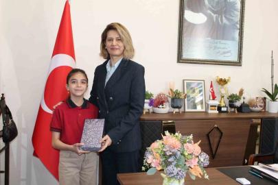 Altıntaş’ta çevreye duyarlı minik öğrenci ödüllendirildi