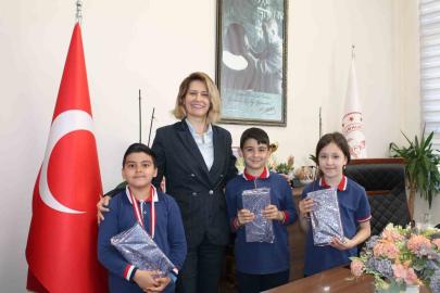 Altıntaş’ta dereceye giren öğrenciler ödüllendirildi