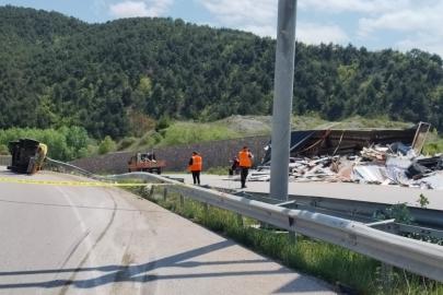 Amasya’da devrilen tırın sürücüsü hayatını kaybetti