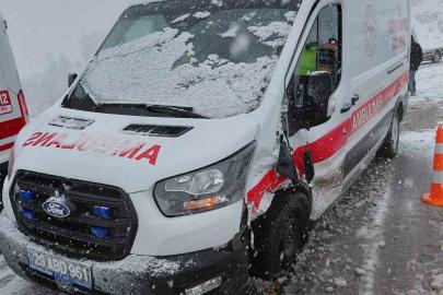 Ambulans ile otomobil çarpıştı: 3 kişi yaralandı