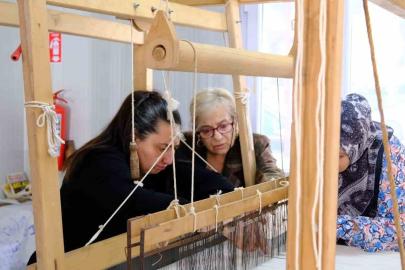 Antakya Belediyesi’nin açtığı ipek el dokumacılığı kursu ilgi görüyor