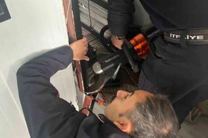 Antakya’da profil demirine sıkışan kuş kurtarıldı