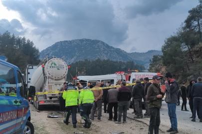 Antalya-Isparta karayolunda işçileri taşıyan minibüs ile beton mikseri çarpıştı: 7 ölü, 7 yaralı