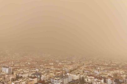 Antalya semaları kahverengiye büründü Sahra Çölü üzerinden gelen toz taşınımı çamur olup yağdı